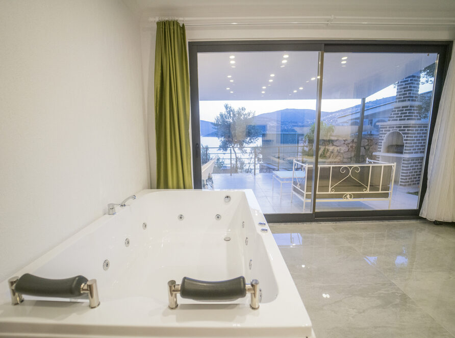 Villa-Blue-Coast-I-II-jacuzzi